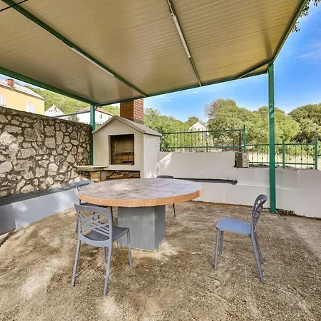 Сasa de vacaciones Three Bedroom With Pool Prgomet